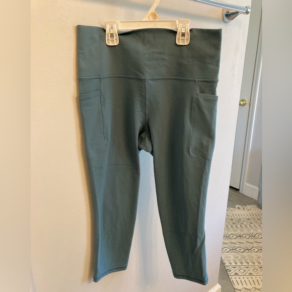 Athleta Pants - EUC Athleta Salutation Stash Pocket II Capri leggings size M Teal Blue